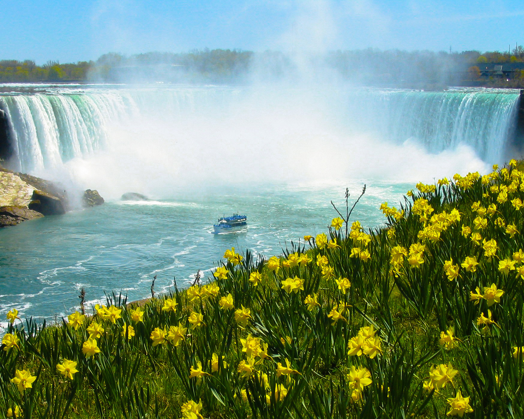 Honeymoon destinations in Canada: boat in front of Niagara Falls.